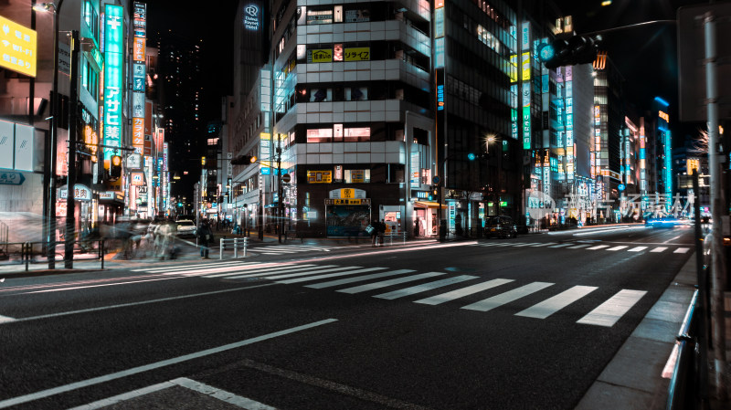 霓虹灯下的城市街道夜景