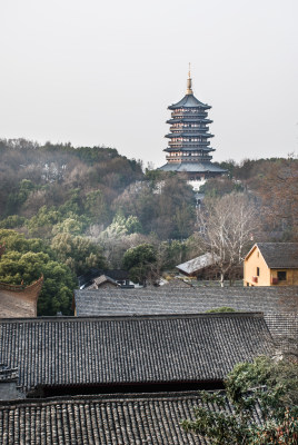 浙江杭州西湖旁净慈寺雷峰塔风光