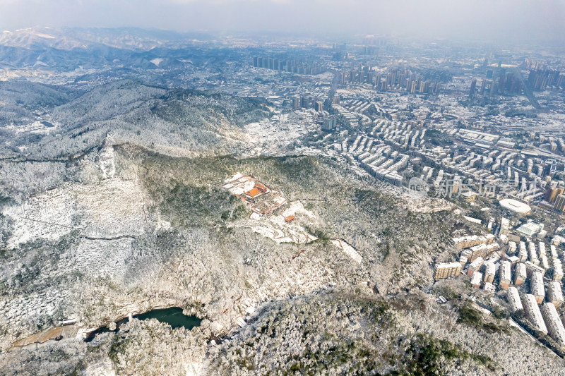 山川丘陵农田冬天雪景航拍图