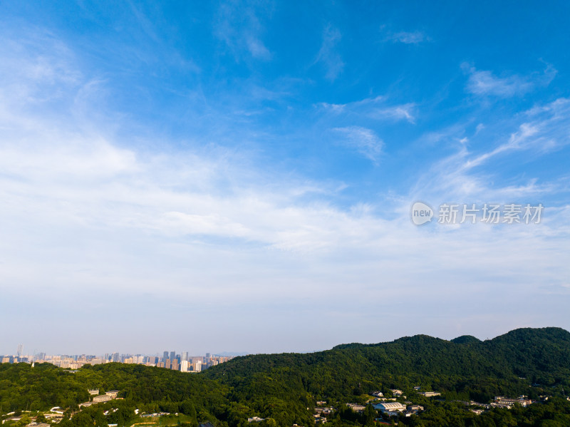 航拍视角下的中国杭州城市天际线