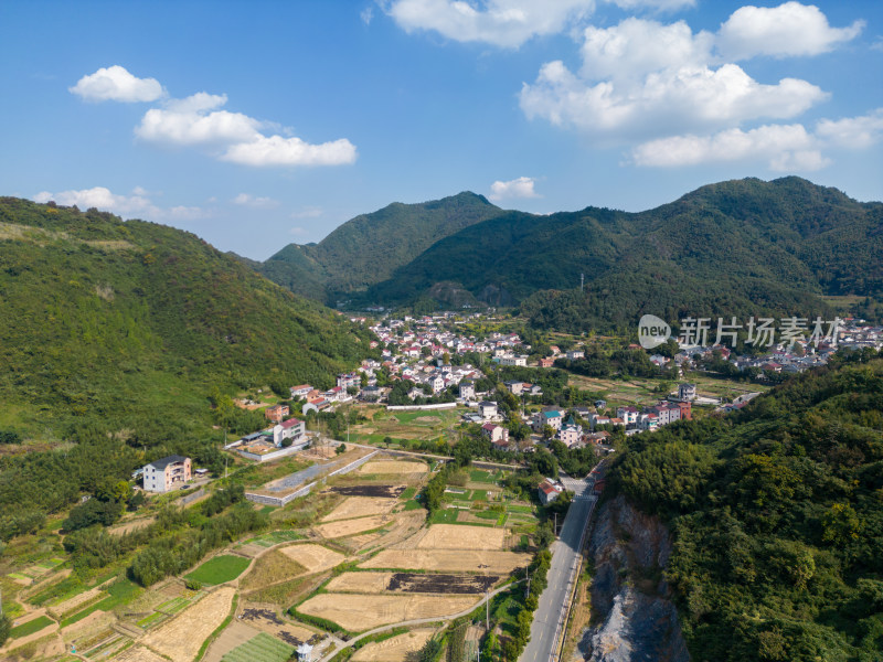 航拍蓝天白云下的青山河流村庄风光