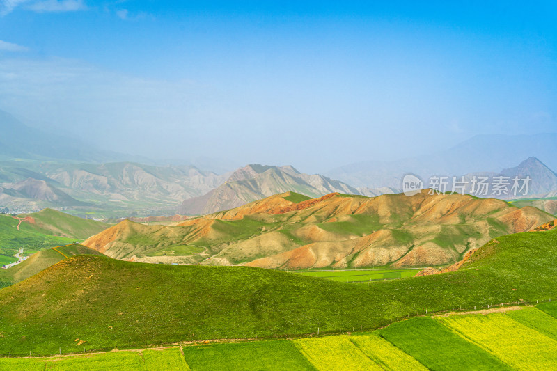 青海祁连县卓尔山景区，夏季起伏的高山牧场