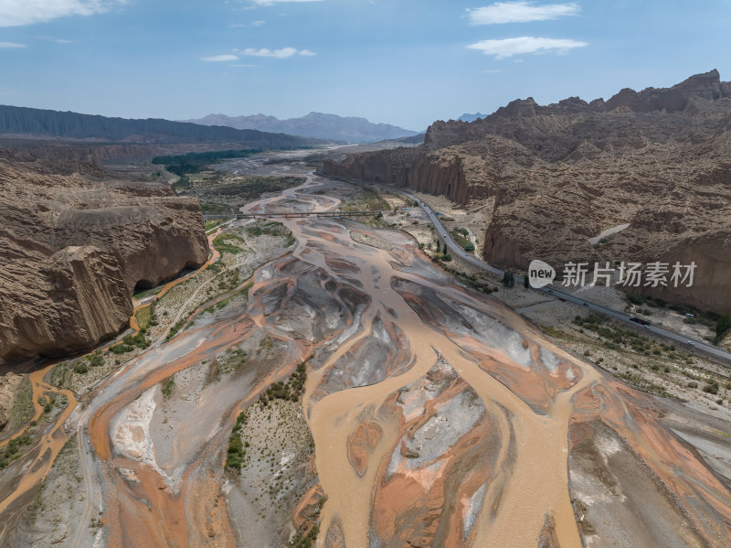 新疆南疆阿克苏库车天山大峡谷丹霞高空航拍