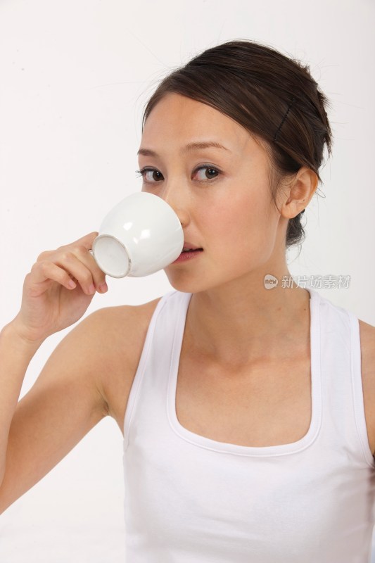 年轻女人喝咖啡