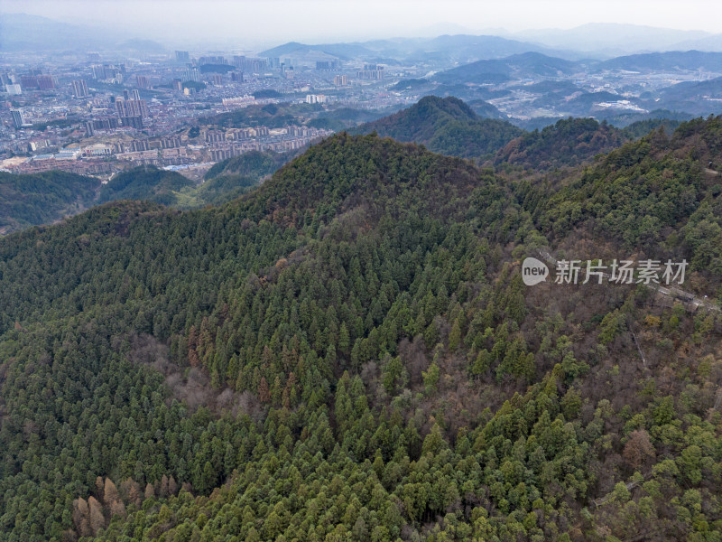 湖南湘西大山中的城市航拍摄影图