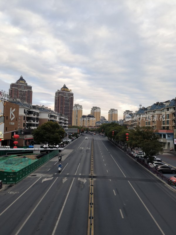 城市街道车水马龙景象