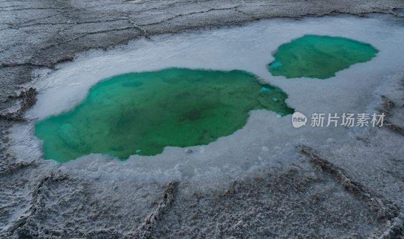 青海大柴旦翡翠湖的绿色水塘