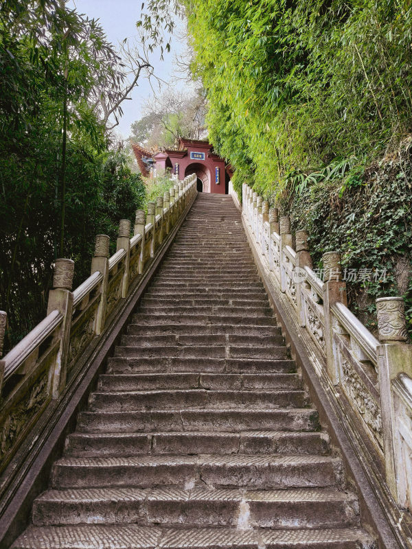 山林中通往古建筑的石阶