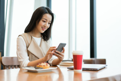 年轻女子在餐厅使用手机