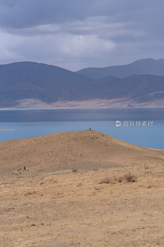 西藏山南羊卓雍措圣湖神湖蓝色藏地圣湖雪山