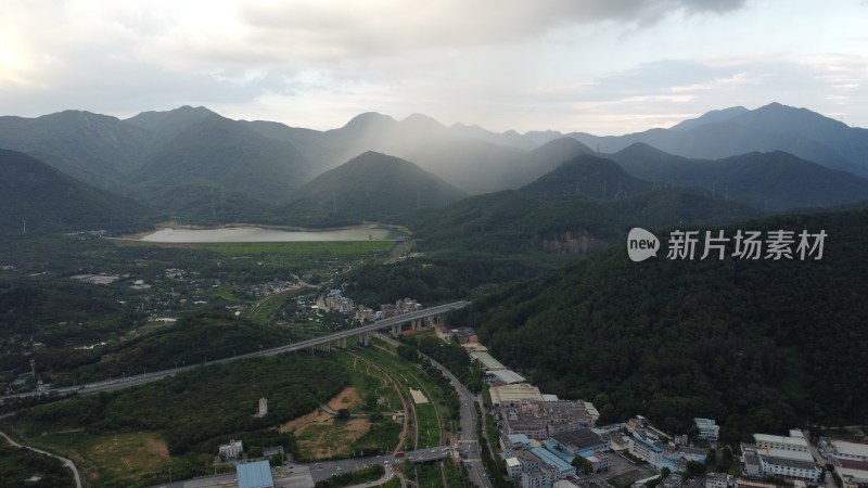 广东东莞：山峰之间出现骤雨