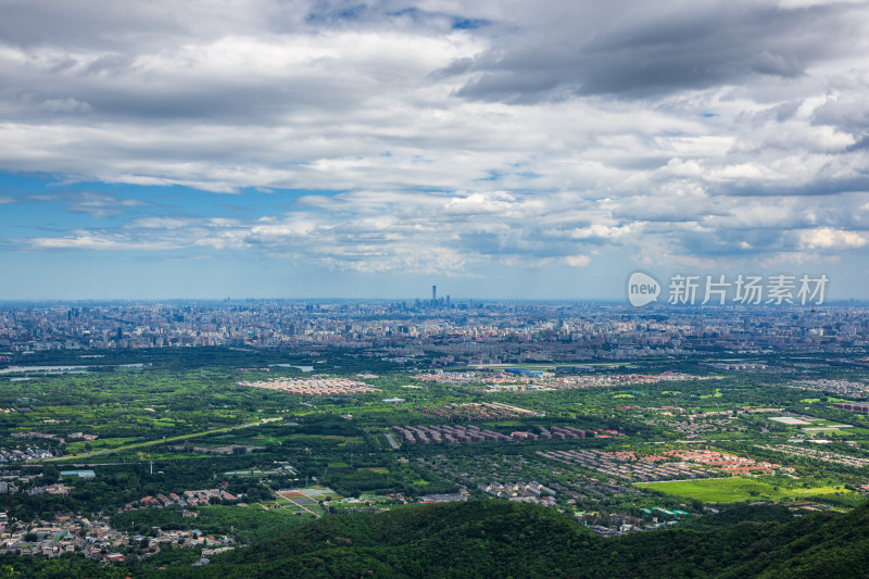 从北京香山公园俯瞰海淀城市全景国贸中国尊