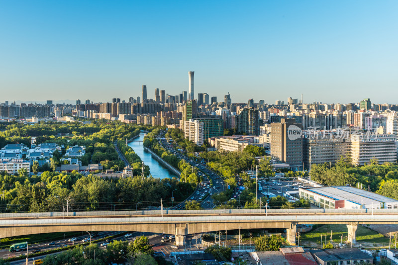 北京风光河流高架桥与城市天际线