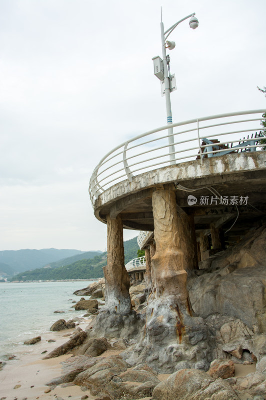 海边观景台及岩石景观