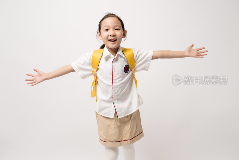 站在白色背景前展开双臂拥抱的中国女孩