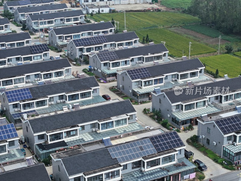屋顶安装太阳能板的村庄俯瞰