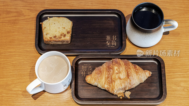 木盘装牛角包和饮品的美味餐饮搭配