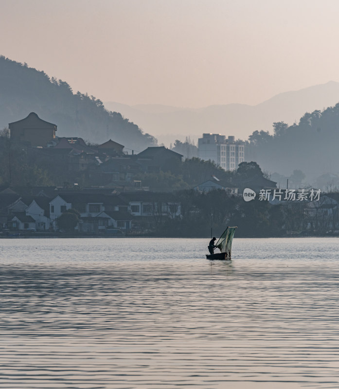 浙江宁波东钱湖晨雾景观