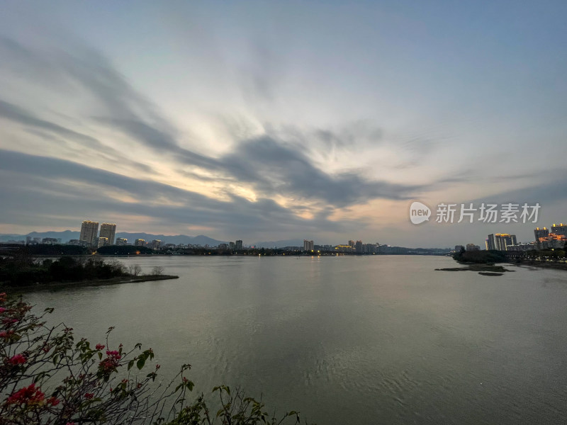 城市江边高楼与黄昏天空景观