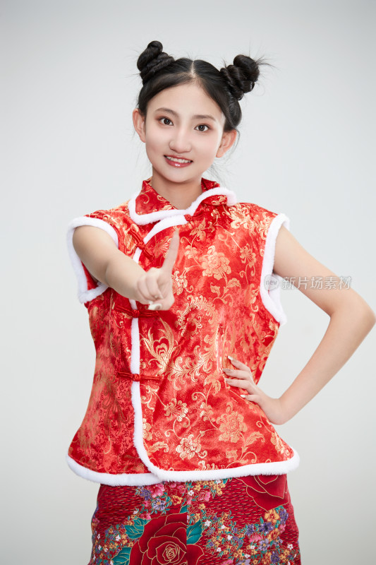 白色背景下身穿喜庆传统服饰的亚洲可爱少女