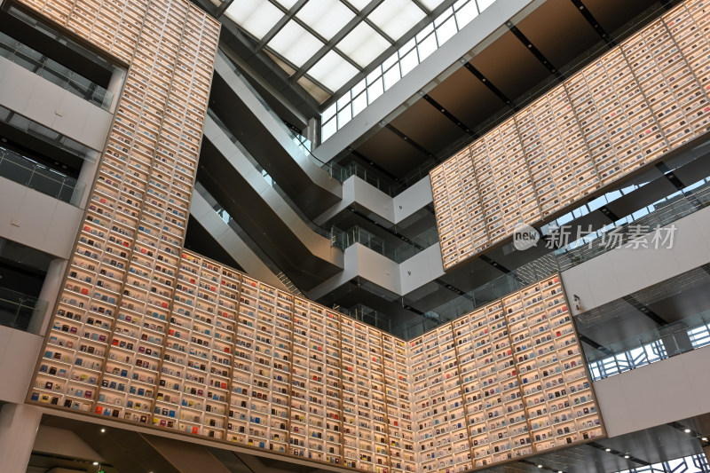 图书馆多层书架全景