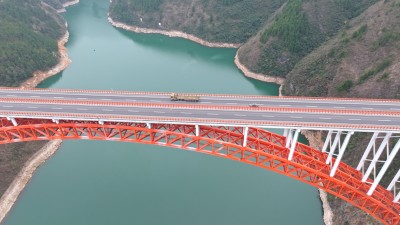 重庆巫山沪蓉高速大宁河特大桥与物流卡车