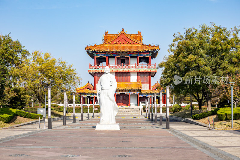 济宁太白湖北湖阁古典建筑前的李白雕像