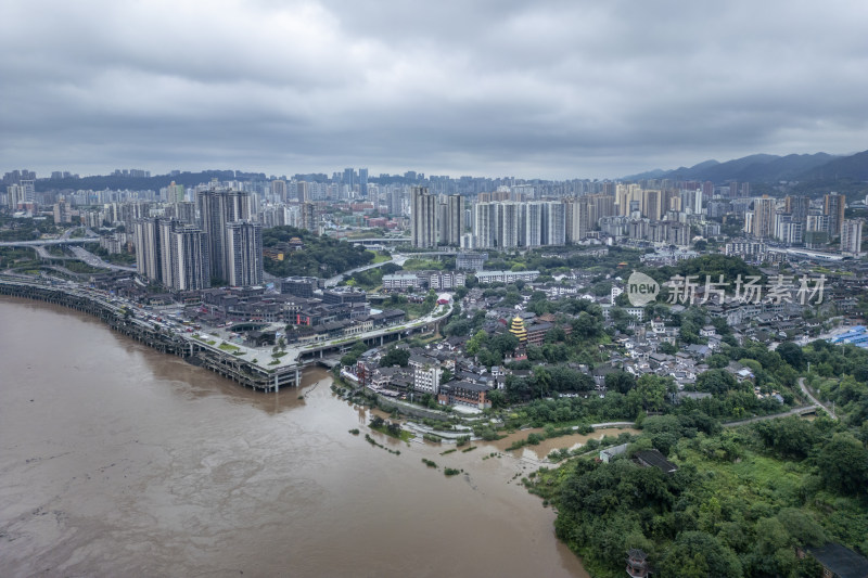 嘉陵江磁器口段洪峰过境航拍