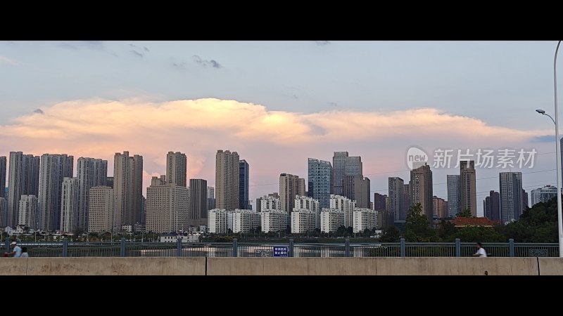 城市天际线与多彩天空的远景景象