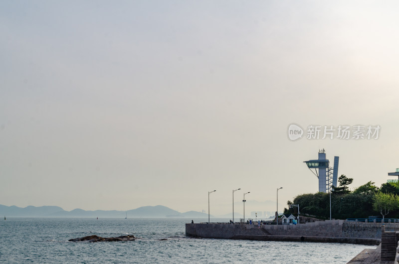 青岛海边的观景台