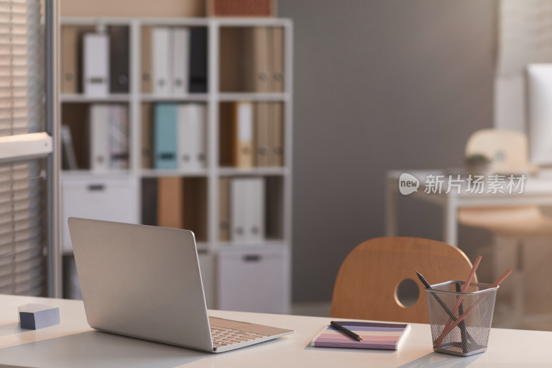 办公桌上的笔记本电脑及文具