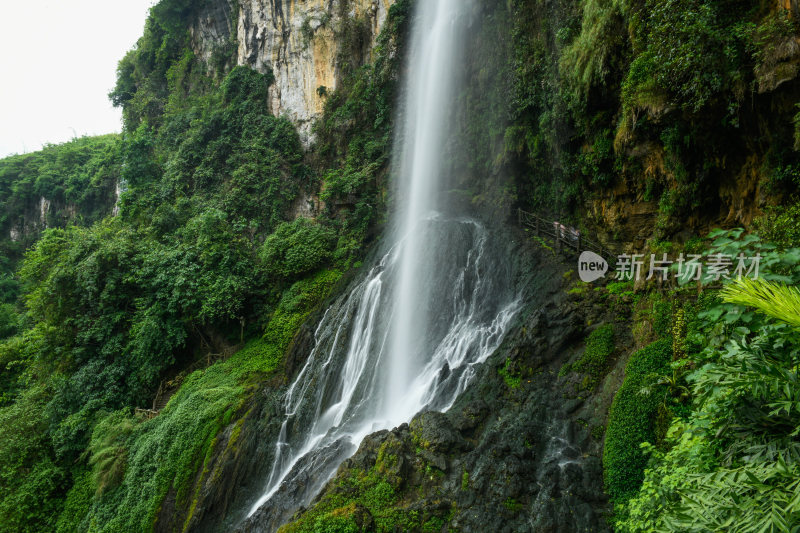 峡谷山川瀑布水流奔腾大自然风光