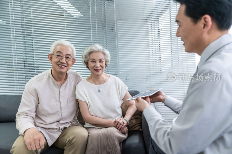 老年夫妇与理财顾问