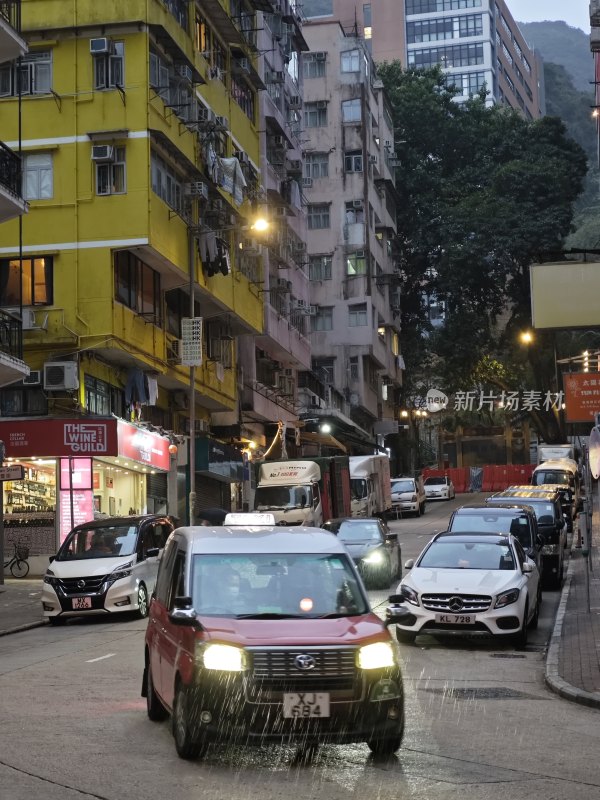 香港街道傍晚车水马龙的繁忙景象