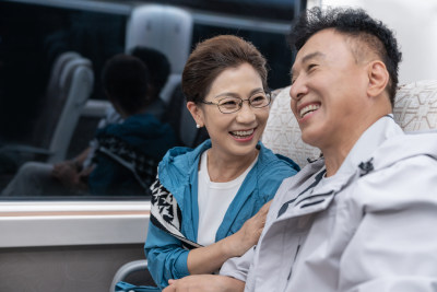 快乐的老年夫妇坐地铁