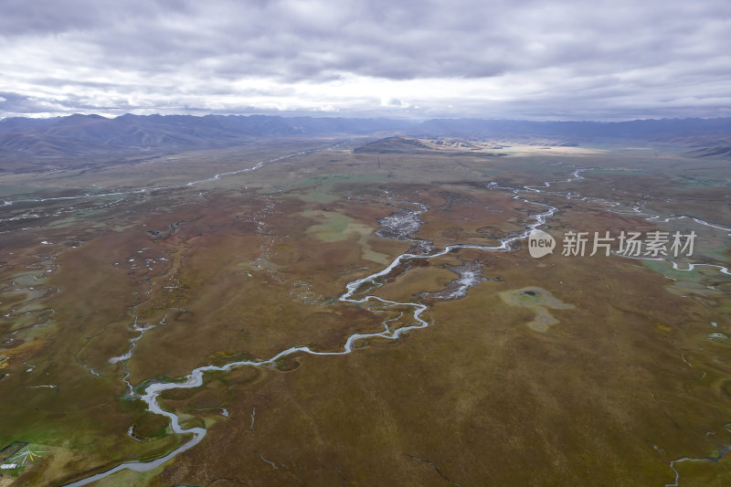 甘肃甘南玛曲阿万仓湿地蜿蜒河道草原航拍