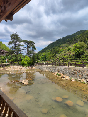 山林间的小溪，自然清新的乡村风景