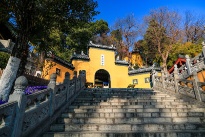 晴朗天空下的南京千年古刹鸡鸣寺