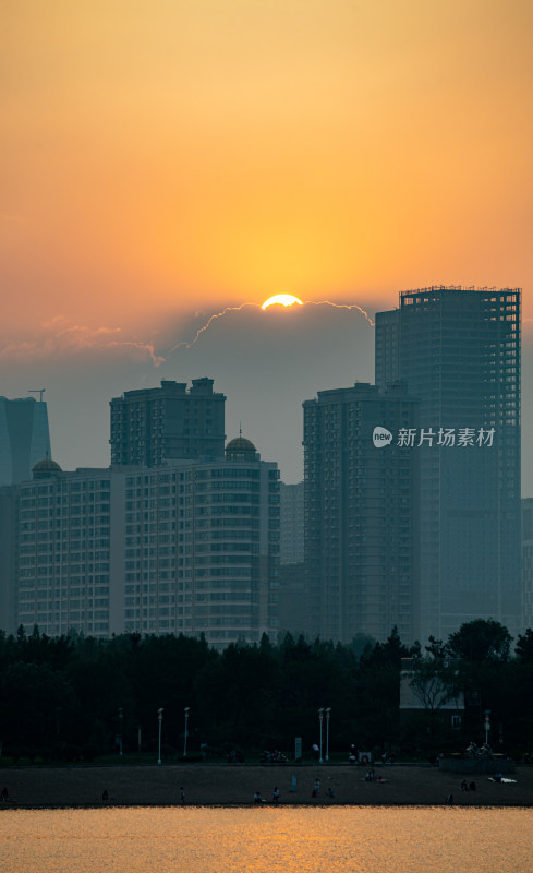 山东日照海滨城市日落景观