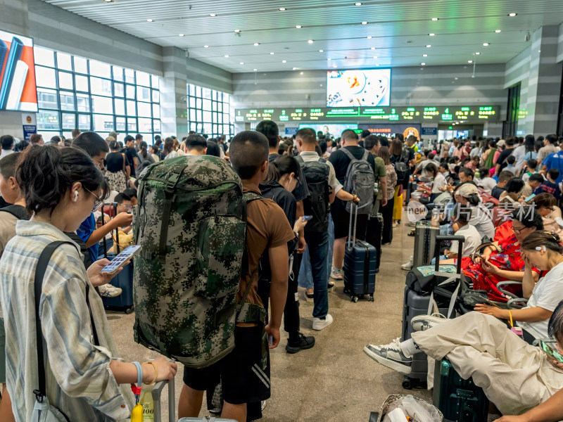 北京西火车站旅客出行高峰摩肩接踵