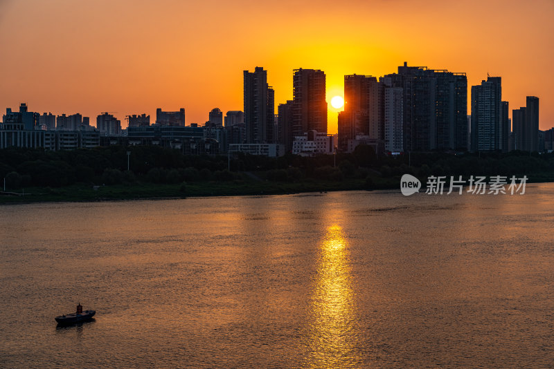 黄昏时的湖南株洲湘江风光带城市景观