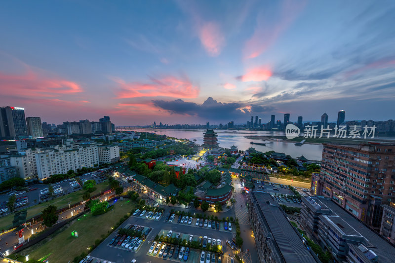 江西南昌滕王阁赣江双子塔日落蓝调夜景航拍