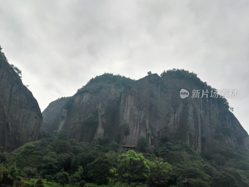 武夷山云雾缭绕的巍峨山峰