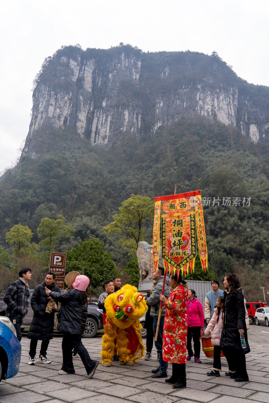 湖南湘西吉首市德夯苗寨春节新年舞狮航拍