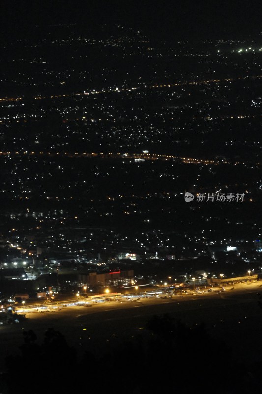 俯瞰清迈夜晚城市机场全景