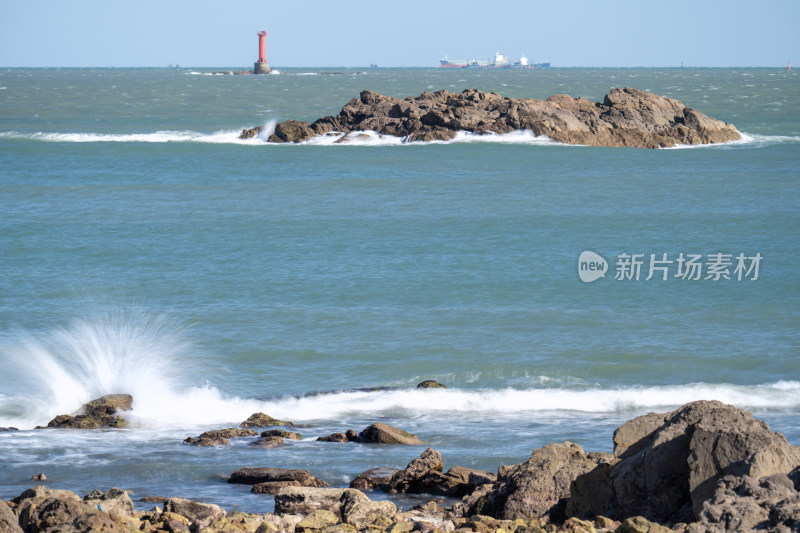 大海中的海浪与礁石