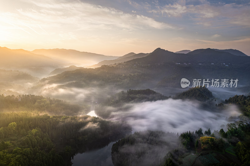 大山日出朝霞云海