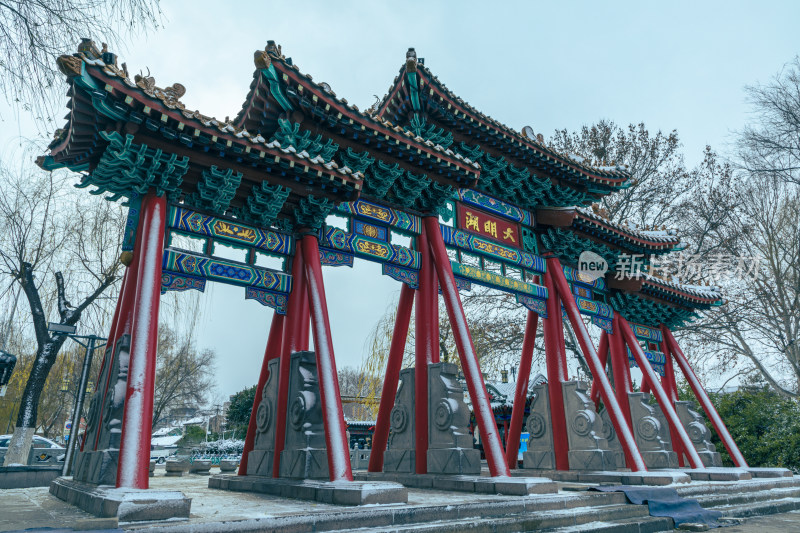 山东济南大明湖牌坊雪景