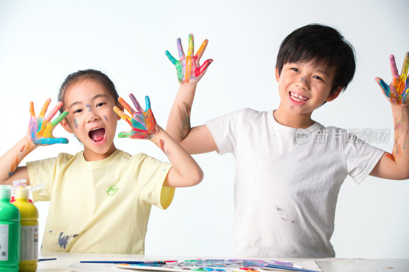 手上涂满颜料的小学生