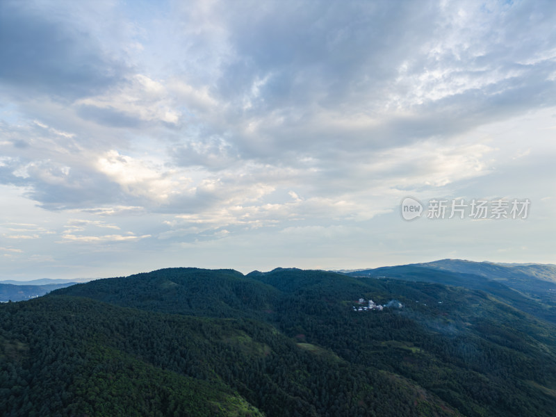 航拍山峦之上天空与云层景观